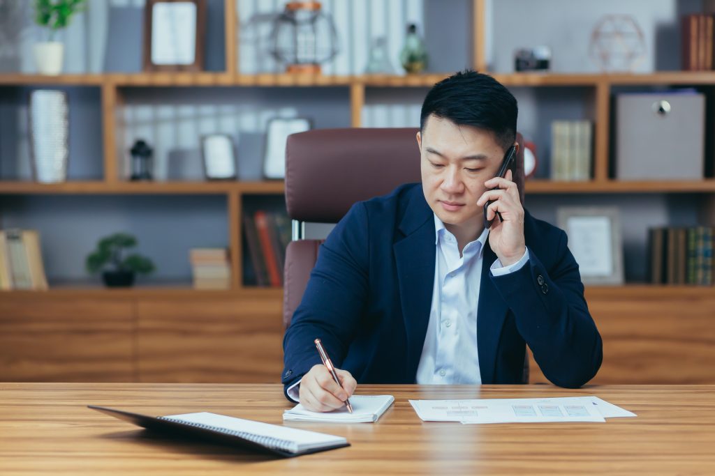 criminal defence lawyer in Singapore on the phone with his client